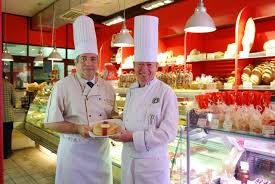 Presentation Du Nougat De Tours A Moscou Par Jean Marie Soignier Chef Patissier De La Livre Tournois Poirault A Tou Nougat De Tours Gastronomie Chef Patissier