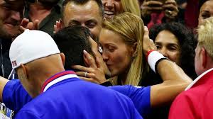 Najbolji svjetski tenisač ispričao se svima, a nakon njegovog oca srđana oglasio se i brat đorđe, organizator adria toura, koji je nakon zadra otkazan. Novak Djokovic Bekommt Siegerkuss Von Seiner Jelena