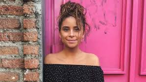 La cantante, camila gallardo (19), logró posicionar su primer single titulado más de la mitad la joven cantante, que ha sido además reconocida por sus fascinantes covers de la música de la. La Guapa Madre De Camila Gallardo Que Encanta Con Sus Fotos En Instagram Redes Sociales Pagina 7