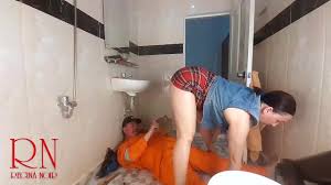 ノーパンの主婦が配管工を誘惑します。 隣には作業服と工具を着た配管工。 彼はパイプを注意深く調べ、少しずつ修理を始めます。  彼はシンクの下に位置し、細部まで作業を行っています。 彼の近くには、わざと