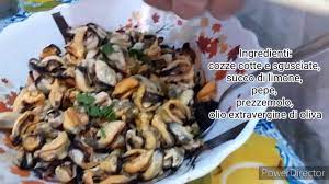 Sgusciare i gamberetti e cuocerli in abbondante acqua, insieme al surimi, per circa 5 minuti. Insalata Di Cozze Di Nonno Ettore Youtube