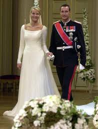 Bei der trauung im osloer dom wählte sie ein sehr schlichtes brautkleid des norwegischen designers ove harder finseth. Hace 10 Aa Os Contraaan Matrimonio El Prancipe Haakon De Noruega Y Mette Marit Fotos Konigliche Hochzeitskleider Konigliche Hochzeitstorten Braut Portraits