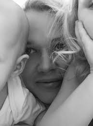 Du heulst ja wie ein Mädchen. Es tut mir leid aber bei diesem Satz wird mir  schlecht und das ist noch nett formuliert. Ein Mädchen kann und darf  genauso stark sein, wie