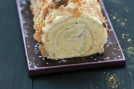 Recette De Buche Patissiere A La Vanille Et Aux Amandes Grillees Recette Patissiere Buche Patissiere Amandes Grillees
