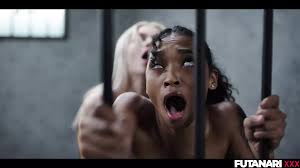 Un gardien baise une détenue blonde après une transformation de futa se  termine par une énorme bande-annonce faciale