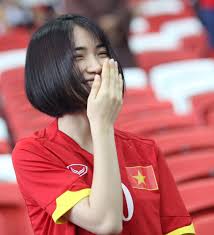 Trong đêm tân hôn, hòa minzy đã tặng cho chồng những cú tát trời giáng vì anh thổ lộ chờ đợi tuy nhiên, khả năng cãi nhau đẳng cấp đã giúp hòa minzy thắng áp đảo tự long. Hoa Minzy Sang Singapore Cá»• VÅ© Cong PhÆ°á»£ng