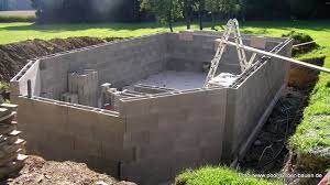 Beim pool selber bauen , ist es wichtig sehr systematisch vorzugehen. Mauern Des Schwimmbeckens Hier Sieht Man Dass Man Bei Der Letzten Reihe Ohne Leiter Nur Mehr Schwer In Den Pool Reinkommt Hage