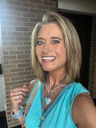 Introduction to a supportive community of women with interests in fashion  and beauty