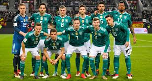 Une photo montrant deux joueurs de l'équipe nationale de football allemande d'origine turque offrant un maillot au président erdogan continue de créer la polémique en allemagne. Allemagne La Liste Des 23 Sans Trapp A Fuite