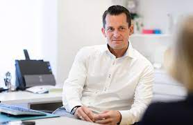 Rakousko se otevírá turistům, postačí očkování či test. Der Neue Gesundheitsminister Wolfgang Muckstein Ein Mann Der Praxis Weltbund