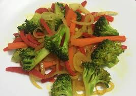 La quinoa con verduras salteadas es un receta muy saludable. Vegetales Salteados Con Aceite De Coco Y Curcuma Receta De Paulaabh Cookpad