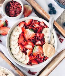 Regram Via Shelovesfruit Eine Wunderschone Porridge Bowl Getoppt Mit Bananen Erdbeeren Erdnussbutter Und Unseren Goji Beeren Wei Food Superfood Breakfast