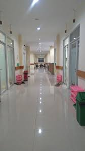 Ada berbagai macam barang dan orang di dalam rumah sakit. Rumah Sakitt Arsitektur Rumah Sakit Gorden Rumah Sakit Penyimpanan Foto