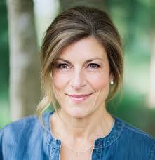 Lori Gill's Instagram, Twitter & Facebook