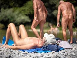 FKK-Urlaub im Trend: Warum plötzlich alle wieder nackt sein wollen -  Berliner Morgenpost