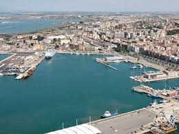 The port of cagliari is one of the largest italian seaports and one of the largest seaports in the mediterranean sea basin, with an annual traffic capacity of around 50 million tonnes of cargo and 1,000,000 teu's. Porto Canale Di Cagliari Maturare E Sviluppare Nuove Idee Per Individuare Un Nuovo Ruolo Nicola Silenti Ad Maiora Media Sardegna