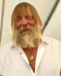 Describing people with distinct appearances