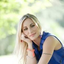 Per anni tra le principali protagoniste del cast di amici, il talent show condotto da maria de filippi, maria zaffino è sparita da un po' di tempo dal piccolo schermo.molti dei suoi fan, quindi, si sono chiesti che fine abbia fatto e la stessa ex ballerina di amici ha deciso di raccontarsi qualche tempo fa nel corso di un'intervista. Maria Zaffino Zaffinomaria Twitter