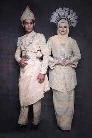Menjadi sinonim bagi pengantin lelaki mengenakan baju melayu samada tradisional ataupun kontemporari. Baju Songket Tradisional Pengantin Lelaki Dan Perempuan Services Others On Carousell