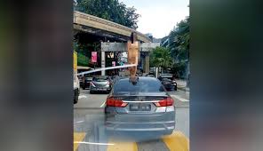 Tanpa ku sadari, bapak mertuaku mengekoriku ke kamar. Mak Nyah Catwalk Tanpa Seurat Benang Di Ibu Kota The Reporter