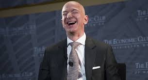 أطلقت ماكنزي بيزوس، أول تغريدة لها، اليوم الخميس، عبر موقع تويتر، والتي خرجت فيها عن صمتها بشأن طلاقها من مؤسس موقع أمازون الأمريكي، جيف بيزوس، الذي أثار جدلا واسعا حول. ÙƒÙ… ÙƒØ³Ø¨ Ø£ØºÙ†Ù‰ Ø±Ø¬Ù„ ÙÙŠ Ø§Ù„Ø¹Ø§Ù„Ù… Ø®Ù„Ø§Ù„ Ø¯Ù‚Ø§Ø¦Ù‚ Elmarada