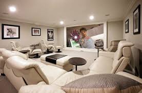 El sueño de los futboleros o frikis de las series y las trilogías es contar con un espacio donde den rienda suelta a sus nuestra propuesta de home family room va un poco más allá: Como Crear Una Sala De Cine En Casa