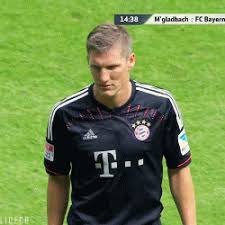 Последние твиты от fc bayern gifs (@bayerngifs). Fc Bastian Schweinsteiger Meet Gif Find On Gifer