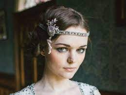 Ce sont les années d'après guerre, déjà pendant la première guerre mondiale les femmes commençaient à vouloir des coupes plus légère, à la fin de la guerre c'est le début de l'émancipation des femmes. Coiffure Annees 20 15 Modeles De Coiffures Inspirees Des Annees 1920