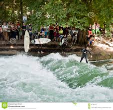 Der englische garten ist eine der größten innerstädtischen parkanlagen der welt. In Munchen Surfen Englischer Garten Redaktionelles Stockfoto Bild Von Munchen Englischer 50706413
