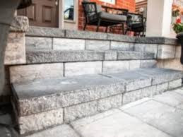 Container gardens and a lush border add color to this space. B1bfglouetxrjm