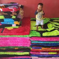 Menjual karpet rasfur karakter (bulu halus dan tebal) 1 set terdiri dari 2 bantal kepala + 1 bantal kaki. Grosir Karpet Bulu Rasfur Karakter Photos Facebook