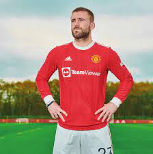 Shop 2020/21 home and away kits, as well as goalkeeper and third jerseys for the whole family. Manchester United Release New Retro Home Kit Inspired By 1960s Team That Included George Best And Sir Bobby Charlton But Jadon Sancho Isn T Modelling It