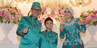 Inilah dekorasi pernikahan cimahi dan hal lain yang terkait dengan dekorasi pengantin atau dekor pelaminan untuk acara pernikahan mulai dari dekorasi pengantin yang sederhana mewah hingga dekorasi modern di daerah anda. Gelar Khitanan Mewah Berapa Budget Yang Dikeluarkan Eko Patrio Kapanlagi Com