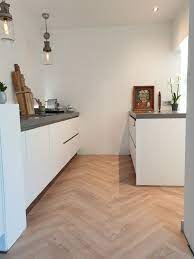 keuken wit met grijs composiet blad en met visgraad vloer witte keuken keuken keuken laminaat