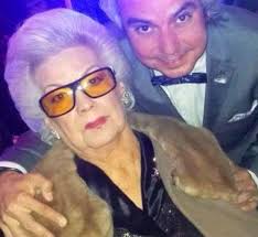 Cuando mi madre me abrazaba hacia que el miedo tragara saliva. Te extraño  mamá pero sé que estas bien. #AniversarioLuctuoso