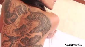 Böser Arsch, Teen, thailändische Schlampe mit Tattoos wird gefickt