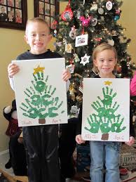 Das gehört einfach zusammen und diese wunderschönen schneeflocken aus holzspateln sind eine schnelle und tolle bastelidee für zwischendurch. Basteln Mit Kindern So Macht Weihnachten Richtig Spass Preschool Christmas Handprint Christmas Tree Christmas Tree Crafts