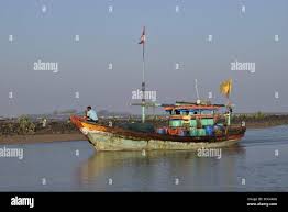 Mumbai fishing boat hi-res stock ...
