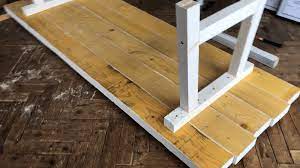 Une table peut servir à différentes choses : Diy Comment Fabriquer Une Table En Bois Robuste Avec Un Petit Budget