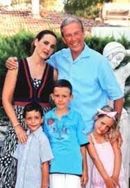 Neymiş rötar yapıyormuş, uçak inerken sarsıyormuş (burayı ben uydurdum) falan filan. Ugur Dundar In Herkesten Sir Gibi Sakladigi Guzeller Guzeli Ailesiyle Ilgili Merak Edilenler Ve Cocuklari Onedio Com