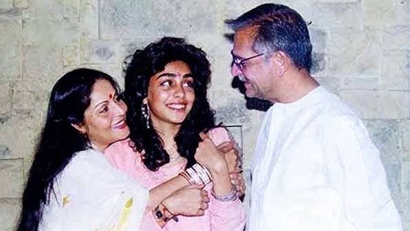 Legendary Actress Rakhee Gulzar With Her Daughter and Husband | Son-in-Law, Grandson, Father, Mother - YouTube