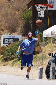 Since adam sandler was fired from (and quit) saturday night live after only five years on the show, he hasn't exactly been haunting the halls in 8h. Adam Sandler Bleibt Sicher Mit Handschuhen Und Maske Wahrend Schiessen Sie Einige Reifen Ausserhalb Seiner Malibu Villa Aktuelle Boulevard Nachrichten Und Fotogalerien Zu Stars Sternchen