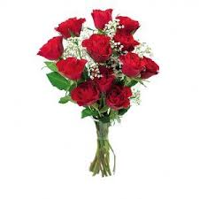Sending bunch of flowers and a cake is the most precious gesture that is sure to get maximum attention for you. Order Red Rose Bunch With Chocolates Online Midnight Delivery Giftzbag Flower Bouquet Delivery Online Flower Delivery Flowers Bouquet