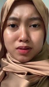 Wearing a Beige Headscarf: Style Tips and Peace Gesture