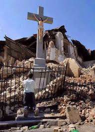 Água potável e de saneamento no haiti, em função do tempo (word bank, 2010). O Crucificado Incolume Junto As Ruinas Da Catedral De Port Au Prince Apos O Terremoto De Haiti Em 2010 Mar Do Caribe Caribe