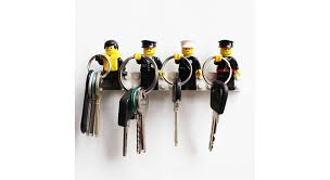 Une ou deux planches de bois sont enfin, on attache le crochet sur la planche. Porte Clefs Muraux 26 Idees Pour Vous Organiser