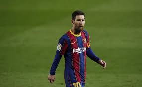 Antes de subirse al micro para participar de un nuevo entrenamiento con vistas al partido de esta noche contra paraguay, messi se acercó al simpatizante acompañado por el personal de seguridad y le estampó su firma en el blanco sobrante a la imagen. 4b7vnt4dy76jim