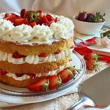 250 gr mascarpone 100 gr zucchero 4 uova nell'altra terrina montiamo gli albumi a neve e incorporiamo alla nostra crema di mascarpone, mescoliamo il. Naked Cake Con Crema Al Mascarpone E Fragole Cucinare E Come Amare