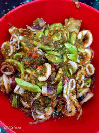 Sotong/cumi basah ukuran sedang•tepung serbaguna•bawang bombay ukuran kecil•jeruk nipis•saus lada hitam merk pronas•minyak goreng. Sotong Cili Padi Petai Sedap Nasi Resepi Viral Terbaik Facebook