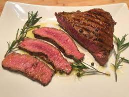 La tagliata di manzo o semplicemente tagliata è un secondo piatto a base di carne di manzo che deve il suo nome al fatto che il pezzo di carne viene prima cotto e poi servito tagliato a listarelle. Tagliata Di Manzo Ben Cotta Fuori E Un Cuore Rosa E Succoso Dentro